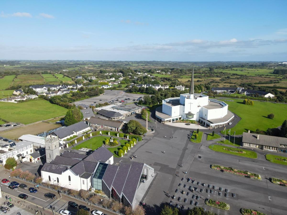 Helens Self Catering Villa Castlebar Exterior photo